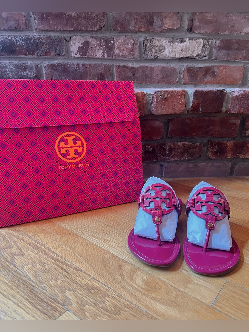 Tory Burch Party Fuchsia Croc Embossed Patent Leather Miller Sandals in - Picture 2 of 16